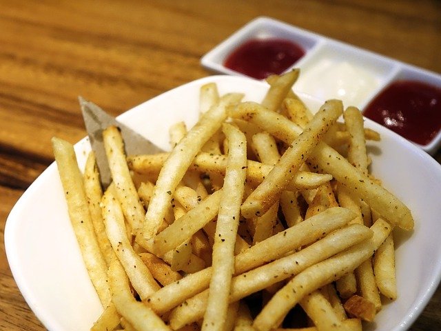 how long to cook frozen french fries in an air fryer